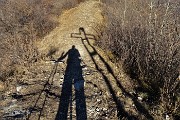 45 In pieno controsole la croce dello Zucco Sileggio, fotografo l'ombra intanto ...